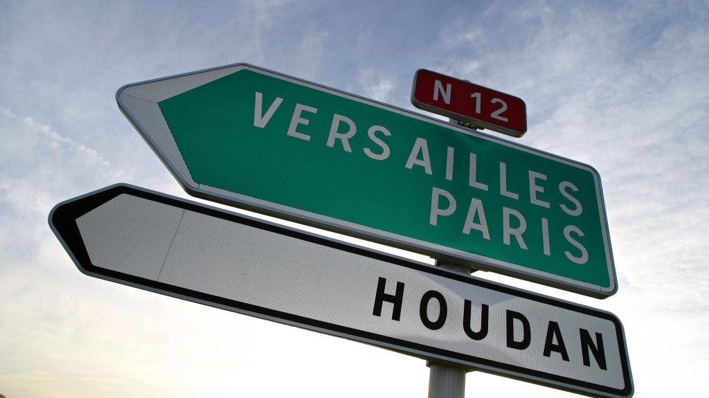 Versailles Navigation Sign